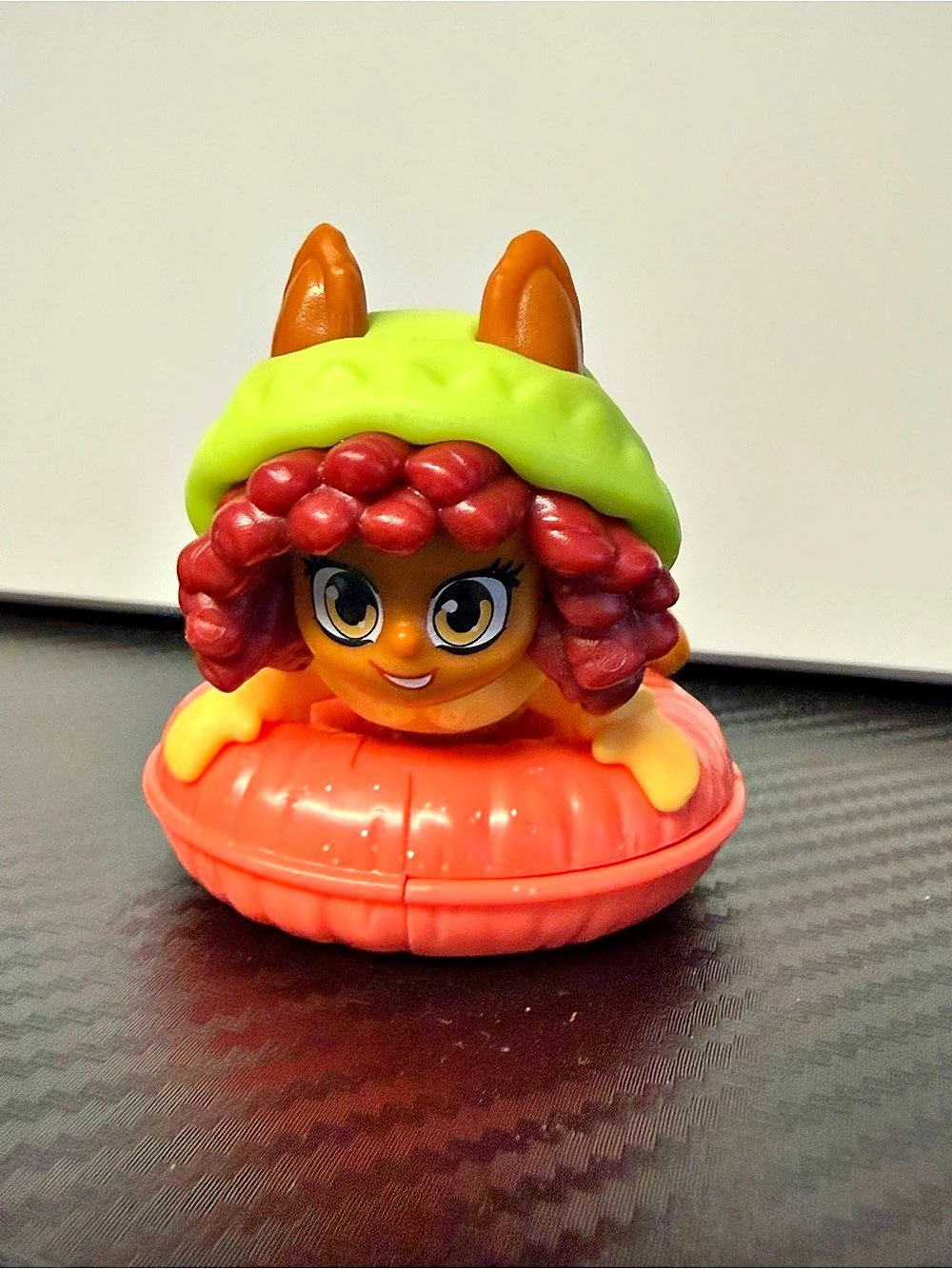 2022 Kinder Surprise Maxi Doll on Snow Tube VDB13 Winter Sports